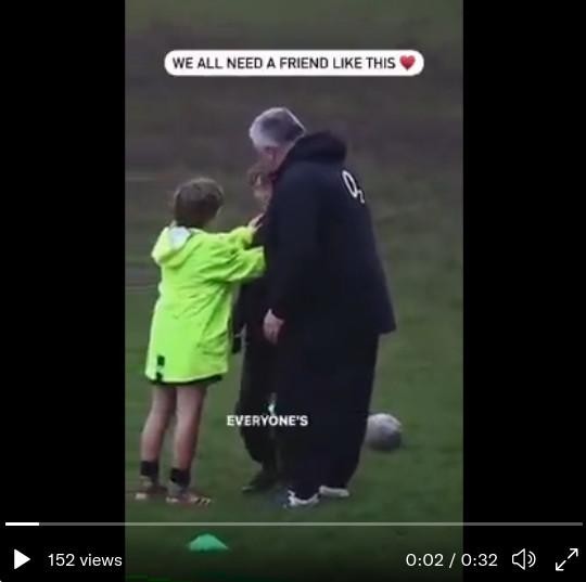 Dečkov navdihujoč nagovor vrstniku na ragbijski tekmi navdušil splet (foto: Twitter/rugby)