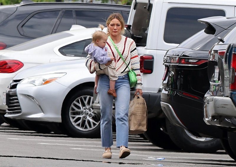 Hilary Duff s tretjim otrokom, hčerko Banks.