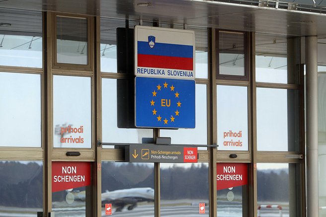 Udarec za tujce: za vstop v schengenski prostor bo po novem treba plačati