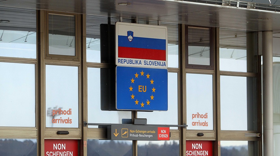 Udarec za tujce: za vstop v schengenski prostor bo po novem treba plačati (foto: Bobo)