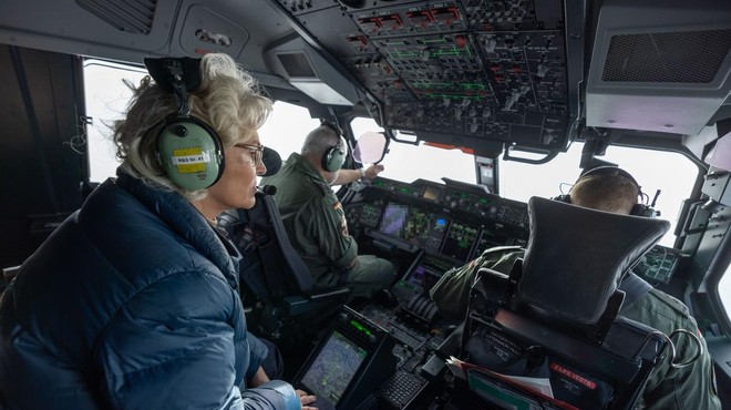 Ministrica na potovanje z vladnim helikopterjem peljala svojega sina (foto: Profimedia)