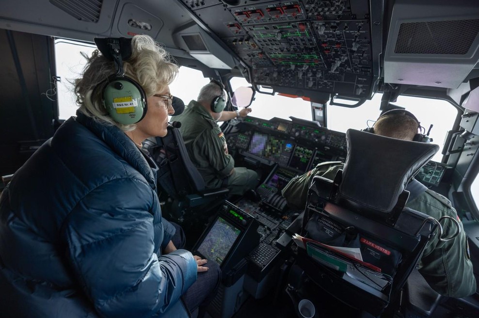 Ministrica na potovanje z vladnim helikopterjem peljala svojega sina (foto: Profimedia)