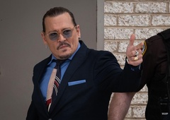 Kdo je lepotica, ki na sodišču sedi ob Johnny Deppu?