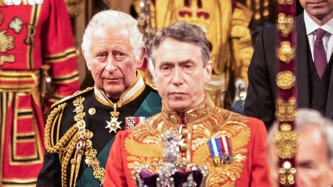 Kraljica je manjkala, zamenjal jo je princ Charles. Kako mu je šlo?