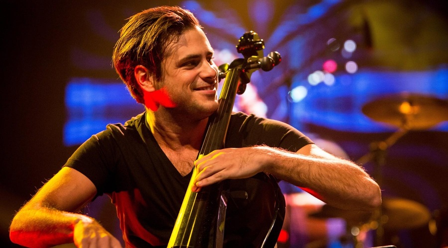 Tik pred ljubljanskim koncertom je član dvojca 2Cellos srečal najslavnejšo Zemljanko in se fotografiral z njo! (foto: Profimedia)