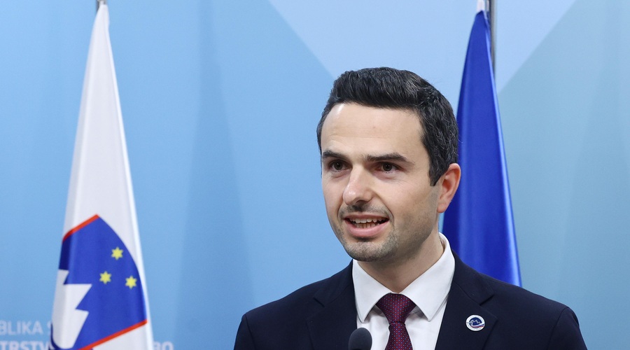 Tonin prejel vladno pooblastilo za podpis pogodbe za nakup osemkolesnikov (foto: Bobo)
