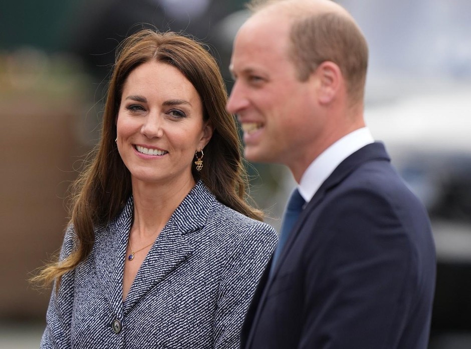 Kate Middleton in princ William sta se udeležila podelitve britanskih nagrad Design. Mnogim je v oči padla Katina obleka modne …
