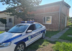 Grozljiv umor v Srbiji: moža je med spanjem večkrat zabodla, uporabila je tudi motorno žago