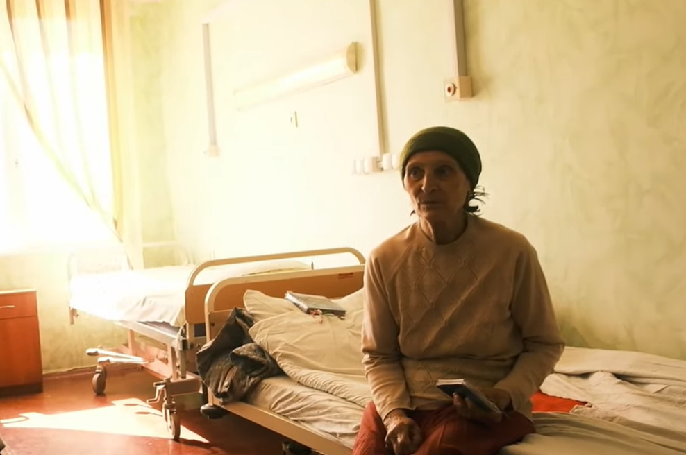 Ste že slišali za babico iz Ukrajine, ki je obnorela Ruse? (foto: Youtube/posnetek zaslona)