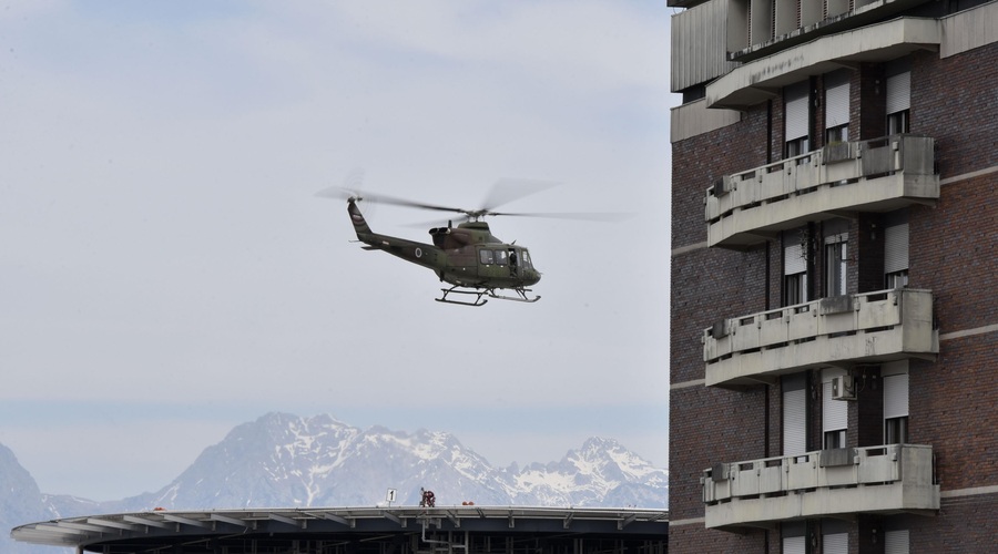 Požar v Melaminu: dva huje opečena prepeljali v UKC Ljubljana (foto: Bobo)