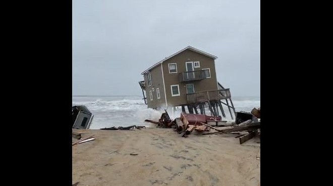 Klimatskih sprememb ni? Poglejte, kako se je v morje zrušila hiša, vredna 366.000 eurov! (foto: @TollyTaylor)