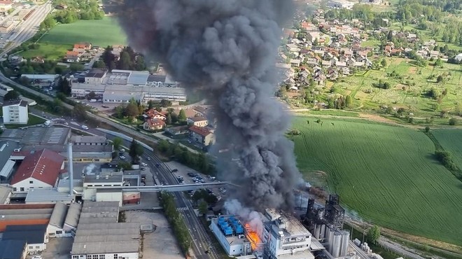 Eksplozija v Kočevju! Prebivalce ogroža gmota črnega dima (foto: Facebook/Robert Latin)
