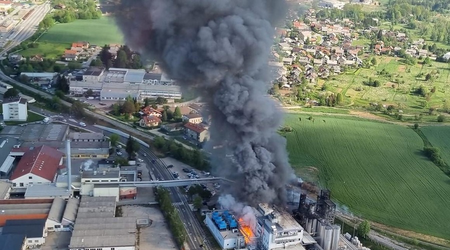 Eksplozija v Kočevju! Prebivalce ogroža gmota črnega dima (foto: Facebook/Robert Latin)