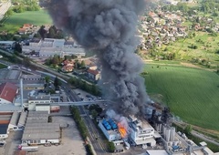 Eksplozija v Kočevju! Prebivalce ogroža gmota črnega dima
