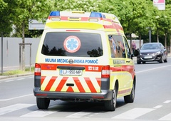 Kaj se je zgodilo? 70-letni moški z modricami v komi