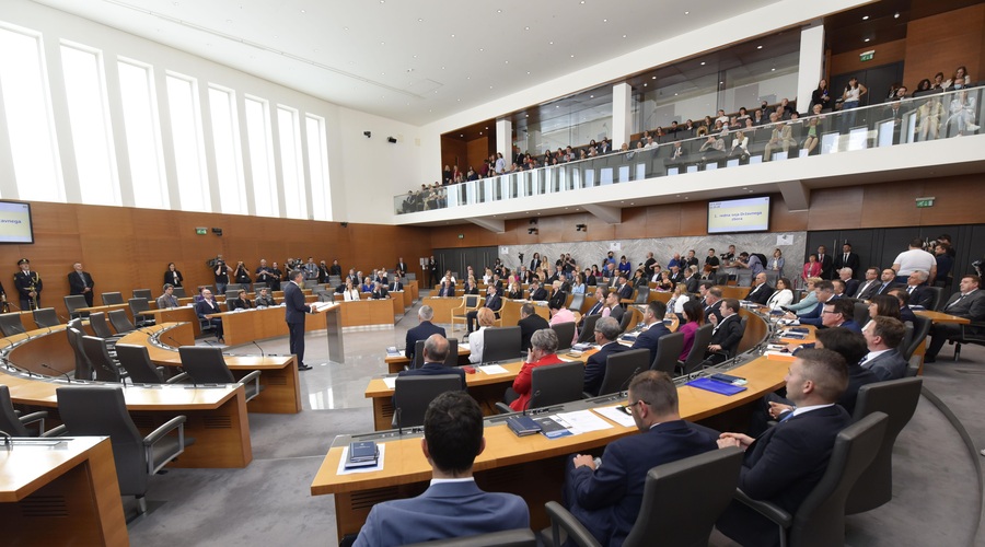 Po 30 letih je konec: poslanci potrdili ukinitev dopolnilnega zdravstvenega zavarovanja (foto: Bobo)
