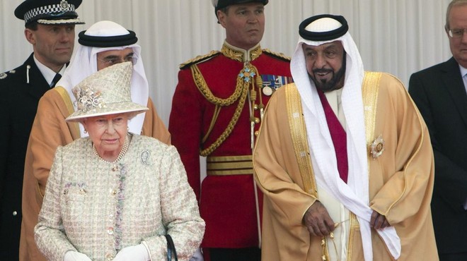 Khalifa bin Zajed Al-Nahjan s kraljico Elizabeto II pred devetimi leti. (foto: Profimedia)