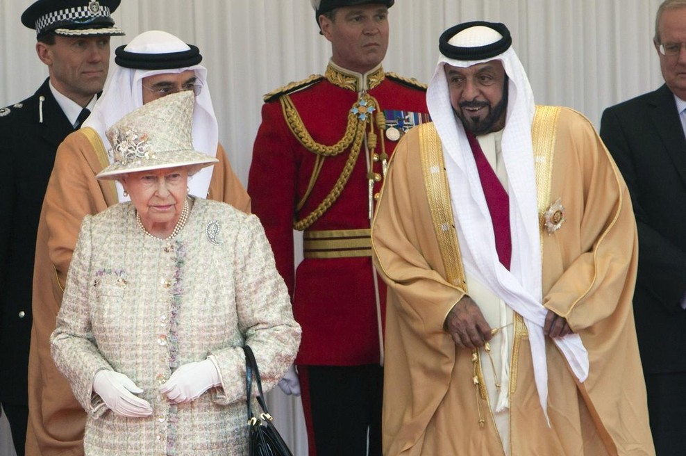 Khalifa bin Zajed Al-Nahjan s kraljico Elizabeto II pred devetimi leti. (foto: Profimedia)