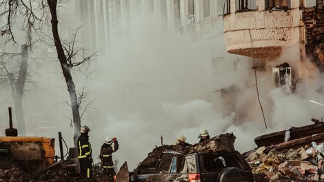 Ruske sile se umikajo, a Moskva napoveduje najhujše