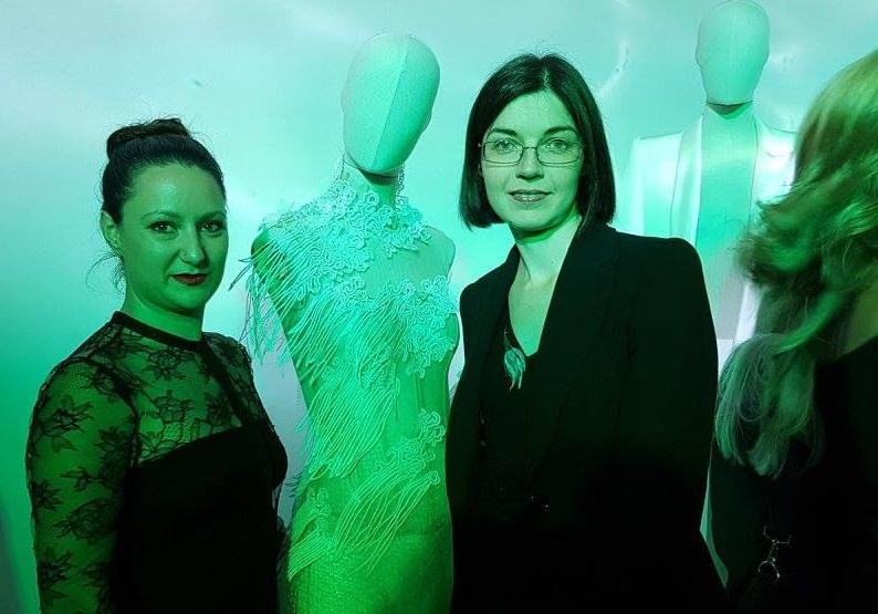 Tina z oblikovalko Elizabeto Sirk ob obleki z njeno čipko na modnem dogodku v Londonu.