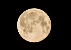 Kakšen je duhovni pomen prihajajočega luninega mrka in cvetlične lune?