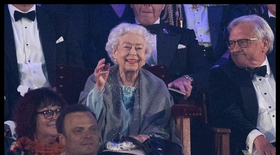 Britanska kraljica po dolgem času v javnosti: KAJ jo je takole razvedrilo? (foto: Profimedia)