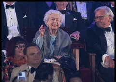 Britanska kraljica po dolgem času v javnosti: KAJ jo je takole razvedrilo?