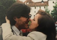 Tako je bil slovenski pevec videti na poročni dan. Bi ga prepoznali?