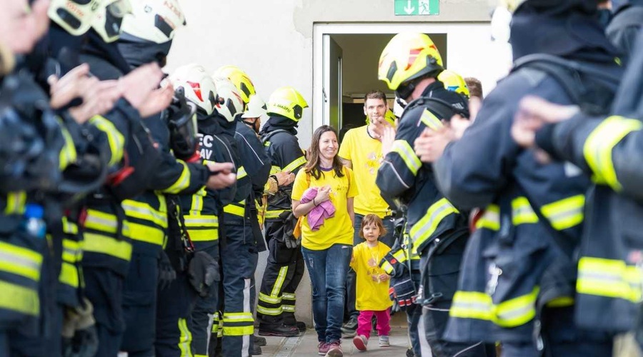 Tekli so po stopnicah Kristalne palače: "Dogodek je bil poln čustev in solz." (foto: Damjan Končar)