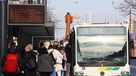 Dve ljubljanski liniji decembra tako polni, da potniki skoraj ostajajo pred vrati, preverili smo, kaj načrtuje LPP