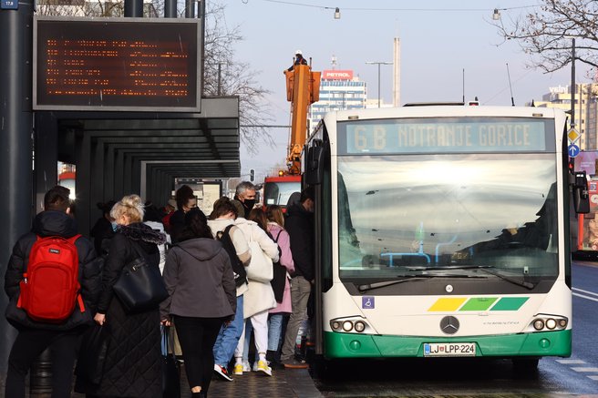 Dve ljubljanski liniji decembra tako polni, da potniki skoraj ostajajo pred vrati, preverili smo, kaj načrtuje LPP