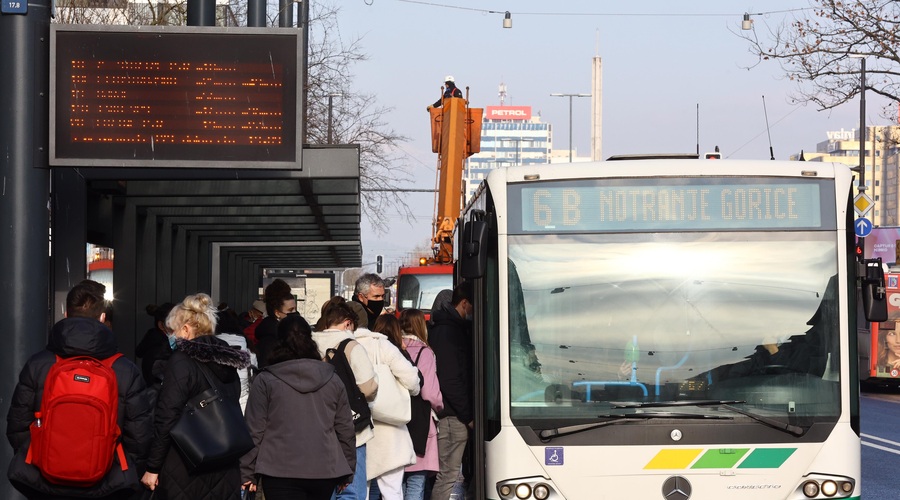 Dve ljubljanski liniji decembra tako polni, da potniki skoraj ostajajo pred vrati, preverili smo, kaj načrtuje LPP (foto: Bobo)