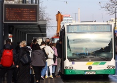 Brezplačnim vozovnicam za javni potniški promet kmalu poteče veljavnost - jih bodo podaljšali?