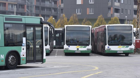 Brezplačen javni prevoz tudi za dijake in študente? Na mizi je nov predlog, ki bi jih lahko izenačil z upokojenci