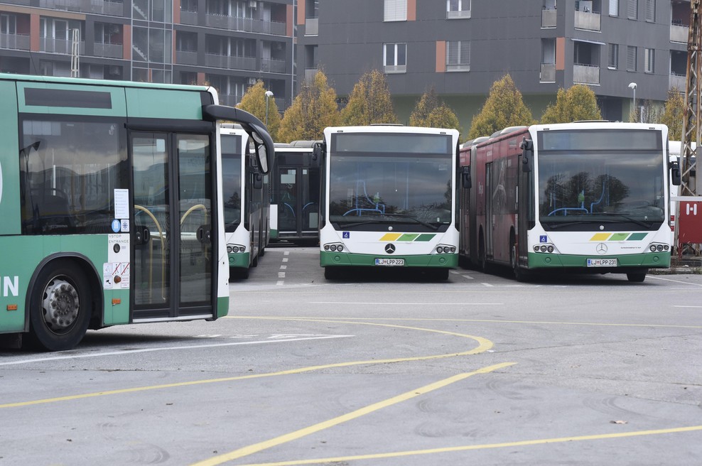 Brezplačen javni prevoz tudi za dijake in študente? Na mizi je nov predlog, ki bi jih lahko izenačil z upokojenci (foto: Bobo)
