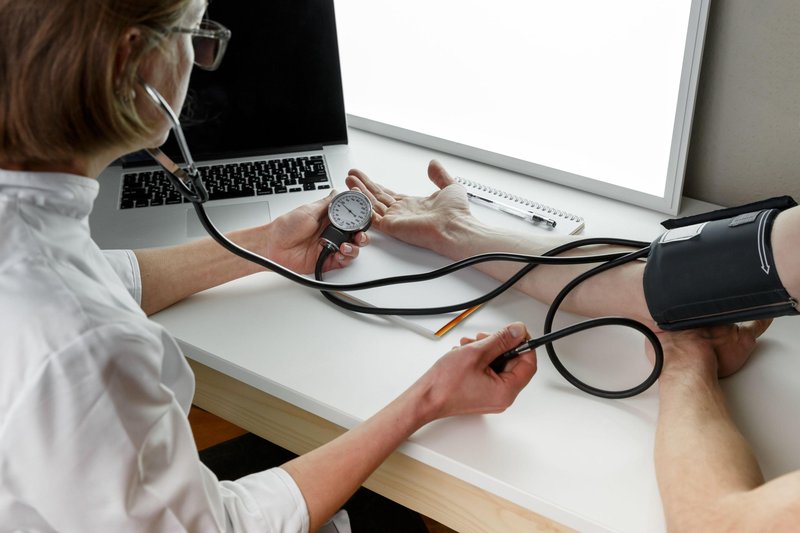 Trpite za sindromom bele halje, pa tega ne veste? To so simptomi, na katere morate biti pozorni