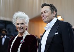 Vam je všeč? 74-letna mama Elona Muska na naslovnici v kopalkah