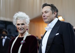 Vam je všeč? 74-letna mama Elona Muska na naslovnici v kopalkah