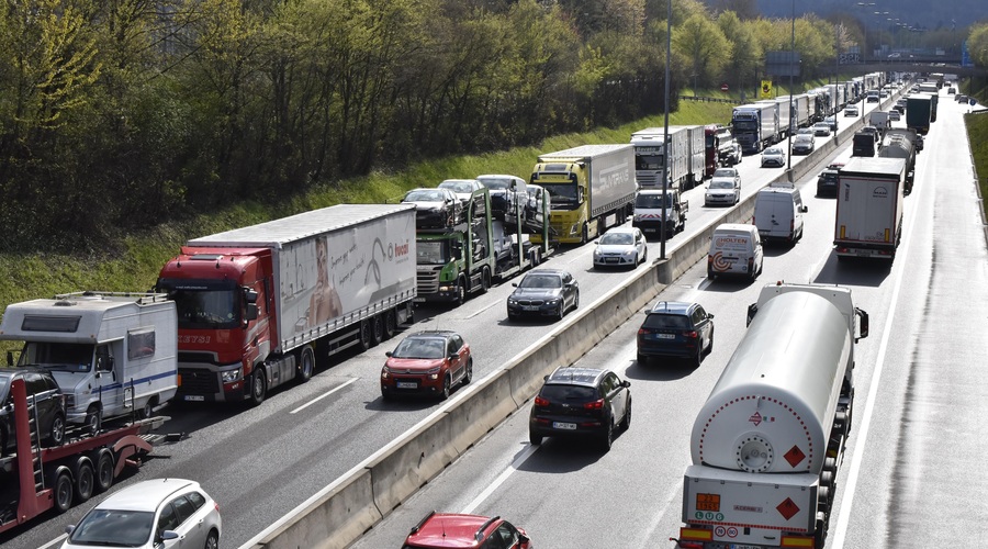 Pozor: večji zastoj na primorski avtocesti, kaj se dogaja? (foto: Bobo)