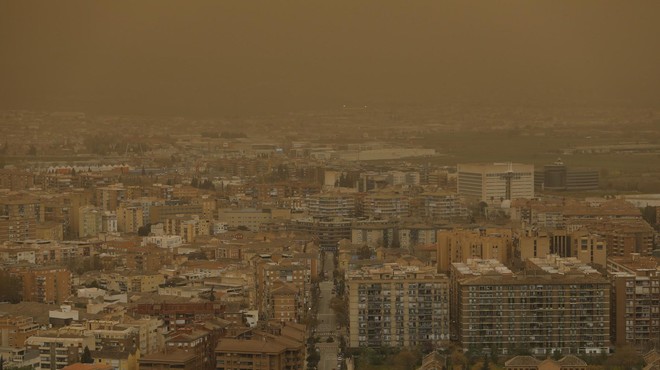 Saharski pesek je letos že prineslo na staro celino, kjer je konec marca pokril Grenado v Španiji. (foto: Profimedia)