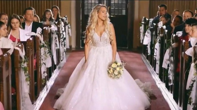 Nika Zorjan v poročni obleki ostala sama pred oltarjem (foto: YouTube/Nika Zorjan/posnetek zaslona)