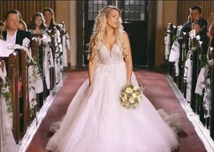 Nika Zorjan v poročni obleki ostala sama pred oltarjem