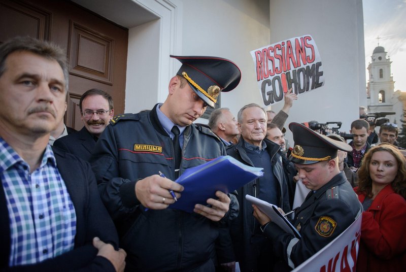 Popisovanje protestnikov proti Ruski vojaški bazi v Minsku, 2015