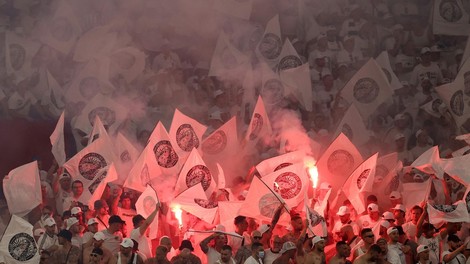 Metali so celo stole! Nasilni izgredi pred nogometno tekmo, ki vas bodo pustili brez besed
