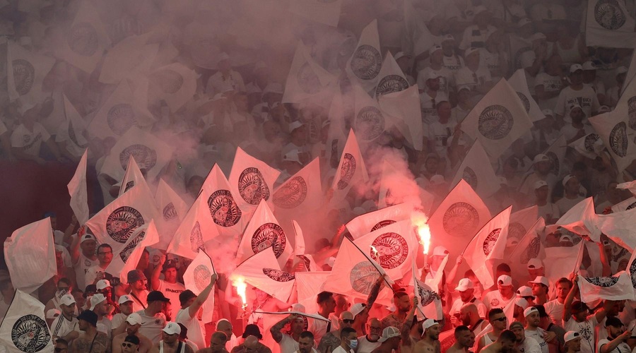 Metali so celo stole! Nasilni izgredi pred nogometno tekmo, ki vas bodo pustili brez besed (foto: Profimedia)