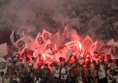 Metali so celo stole! Nasilni izgredi pred nogometno tekmo, ki vas bodo pustili brez besed