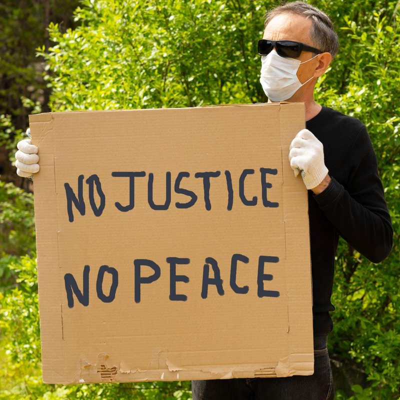 Brez pravice ne bo miru', je pravi napis ameriškega protestnika proti rasizmu.