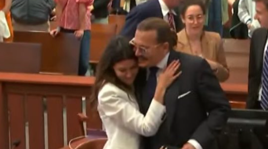 Se med Johnnyjem Deppom in njegovo odvetnico res nekaj plete? (foto: Twitter/sunflxwervolsix)