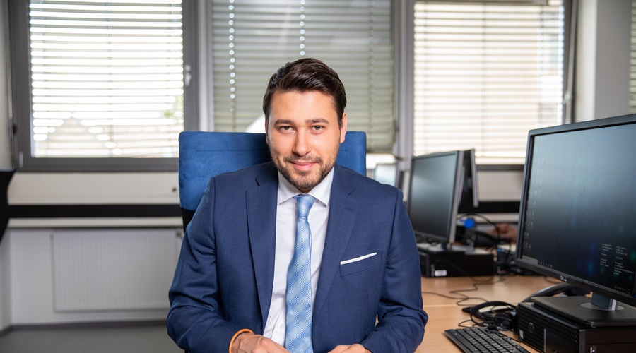 Nejc Krevs: "Novinarska obleka se nikoli ne sme prilagajati modi politike." (foto: Adrijan Pregelj)
