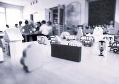 Žalostna tragedija: avtomobil zdrsel po klancu in povozil otroka